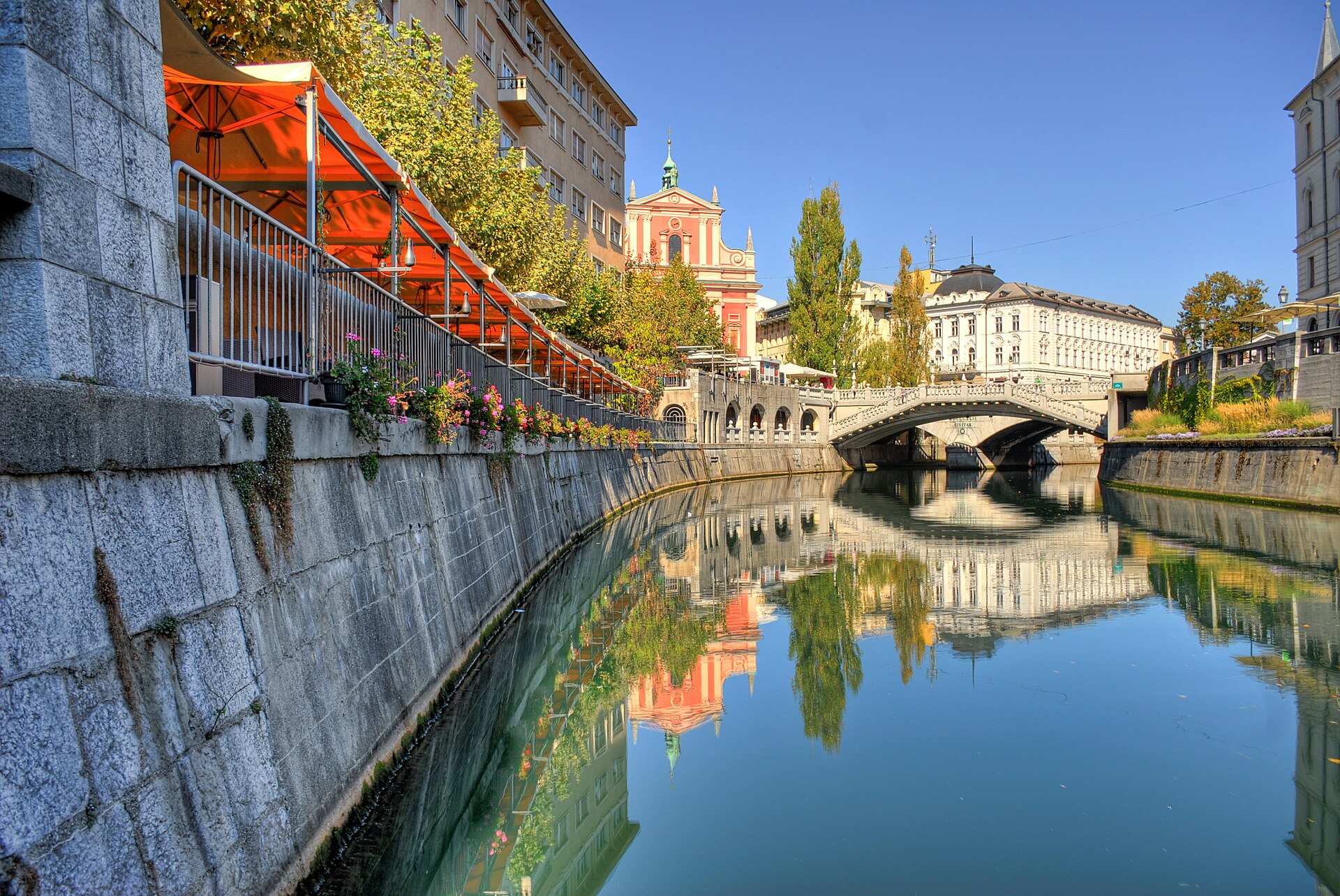 Ljubljanica riverside old town — Ljubljana, Slovenia